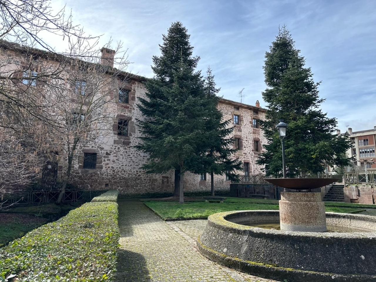 Hotel Y Albergue Real Fabrica De Ezcaray Esterno foto